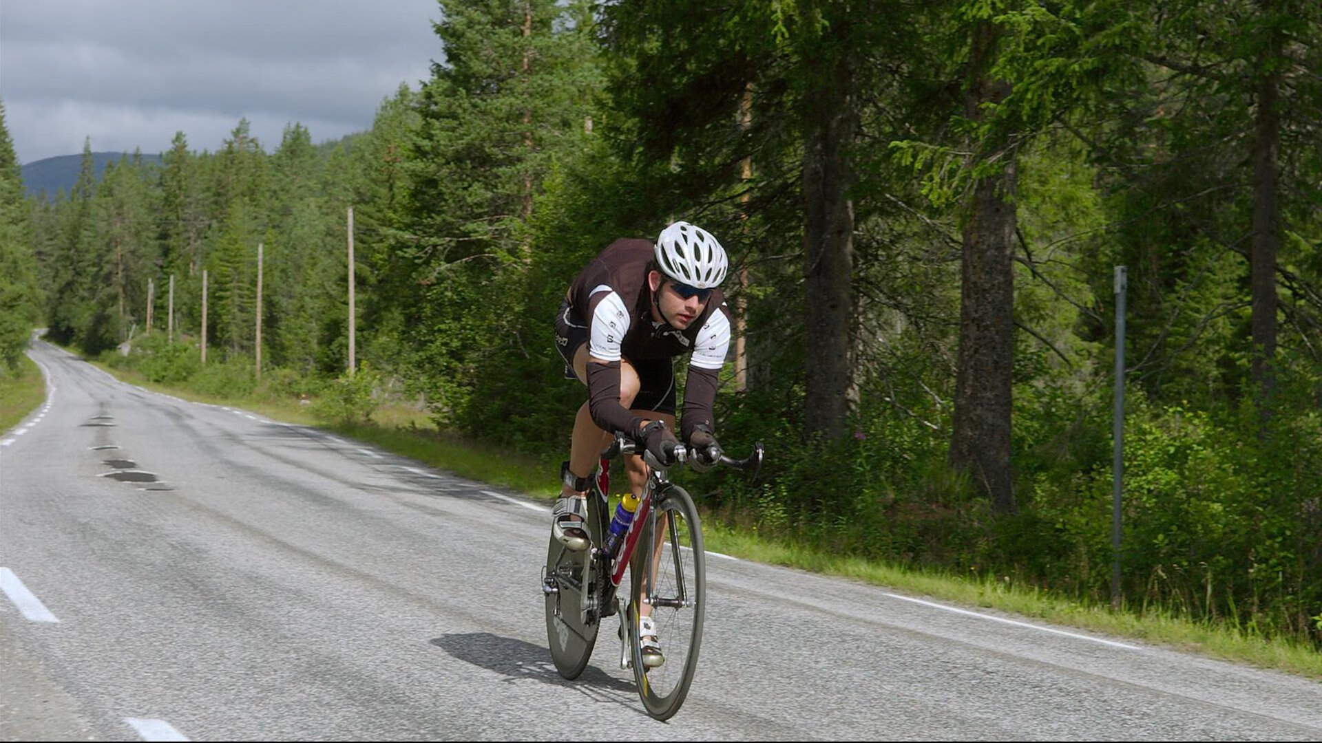 跨洋对决，贝恩如何主宰76人与广东队的虚拟交锋